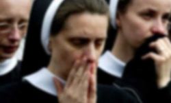 Rahibeleri toplu cinsel ilişkiye zorlayan rahipten ‘Kutsal üçleme’ savunması