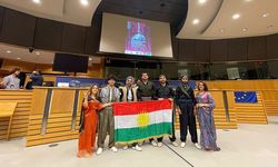 Folklor ekibi Avrupa Parlamentosu’nda Kürdistan bayrağı açtı
