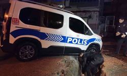 İzmir'i sağanak vurdu, polis aracı sel sonucu oluşan çukura düştü