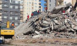 Depremde yıkılan Emre Apartmanı'nda kolonlar kesilmiş