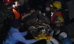 Depremin 160. saatinde 11 yaşında bir çocuk daha kurtarıldı