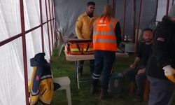 Antalya Büyükşehir Belediyesi sağlık ekipleri, deprem bölgesinde tetanoz aşısı yapıyor