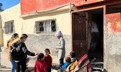 Ceyhan Belediyesi, 160 kişilik saha ekibiyle evlerde hasar ve durum tespiti yapıyor