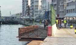 İzmir'de çürüyen seyir terasları sökülüyor