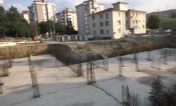 İzmir’de üç yıl önce yapımına başlanan okulun temeli çürümeye terk edildi