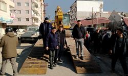 İzmit Belediyesi'nin iş makineleri deprem bölgesi Hatay Kırıkhan'a ulaştı
