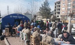 Mersin Yenişehir Belediyesi, afet bölgesi Adıyaman’da her gün 4 bin kişiye yemek dağıtıyor
