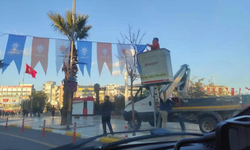 Aydın'da AYDEM Elektirik A.Ş'nin araçlarıyla AKP'nin bayrakları asıldı
