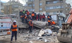 Gazeteciler deprem bölgelerinden aktardı: Enkaz altında sesler vardı ama kurtaracak kimse yoktu