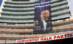 CHP Genel Merkezi’nde ‘Ben Kemal, geliyorum!’ pankartı