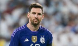 Messi'nin imzalı forması depremzedeler için satışa çıkarılıyor