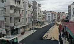 Aydın Büyükşehir Belediyesi'nden Kuşadası İki Çeşmelik Caddesi'nde sıcak asfalt çalışması