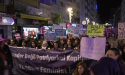 Kadınlar 8 Mart’ta İzmir'de de gece yürüyüşü yaptı hükümeti protesto etti