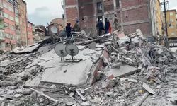 Malatya’da, depremde ağır hasar alan 6 katlı bina çöktü