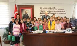 Burhaniye Belediye Başkanı Deveciler, ilkokullu misafirlerini makamında ağırladı