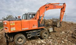 Edremit Belediyesi, taş kırma makinesi ile atık taşları yeniden kullanıma kazandırıyor