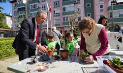 Gaziemir Belediyesi, Yaşlılara Saygı Haftası’nda fidanlar ile çınarları Ata Evi’nde buluşturdu