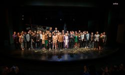 İzmir Şehir Tiyatroları’nın “3 Nalla 1 At” oyunu Dünya Tiyatrolar Günü’nde seyirciyle buluştu