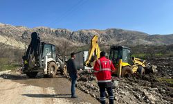 İzmit Belediyesi ekipleri, sel bölgesinde çamura saplanan iş makinesini kurtardı