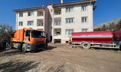 İzmit Belediyesi, selin vurduğu Adıyaman’da polis lojmanlarını temizliyor