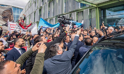 Kemal Kılıçdaroğlu “hepimiz Kemal’iz, hepimiz adayız” pankartıyla karşıladı