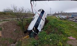 Kocaeli'de devrilen servis midibüsündeki 8 kişi yaralandı