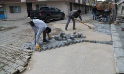 Turgutlu Belediyesi, yoğun kullanım nedeniyle bozulan yolları onarıyor
