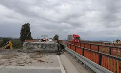 Adana-Mersin kara yolunda hasar gören üst geçit onarılıyor
