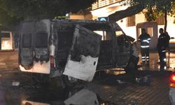 Adana'da park halindeyken alev alan minibüs yandı