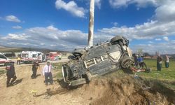 Afyonkarahisar'da elektrik direğine çarpan otomobildeki 1 kişi öldü, 3 kişi yaralandı