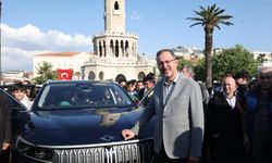 Bakan Kasapoğlu, İzmir'de GSB tırında çocuklarla bayramlaştı
