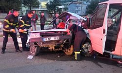 Burdur'da minibüsle çarpışan otomobilin sürücüsü öldü, 3 kişi yaralandı