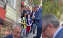 #Seçim2023 | CHP'li Altay esnaf ziyareti yaptı, top imzaladı: "Hasan, artık hep güleceksin. 20 gün kaldı”