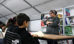 Depremzede Türkçe öğretmeni İskenderun'da kaldığı çadır kentte çocuklara gönüllü ders veriyor