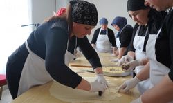 Edirne'de ev hanımları Türk mutfağı kursuna katılarak usta aşçı sertifikası alıyor