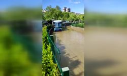 Eyüpsultan'da TEİAŞ çalışmasında su borusu patladı, tramvaylar mahsur kaldı