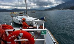 Fethiye'de denizde sürüklenen tekne kıyıya yanaştırıldı