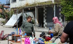 Hatay'da marketleriyle evleri yıkılan anne ve oğlu tezgahta satış yapıyor