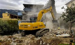 Hatay'ın Belen ilçesinde bina yıkım ve enkaz kaldırma çalışmaları sürüyor