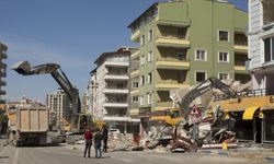 İskenderun'da ağır hasarlı binaların yıkımı ve enkaz kaldırma çalışmaları sürüyor