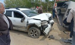 İzmir'de iki otomobilin çarpıştığı kazada 6 kişi yaralandı