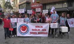 İzmir’de memurlardan sembolik protesto: Gelin ve damada altın yerine soğan taktılar