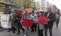 İzmir’de otizmli bireyler ve aileleri, 'Otizm Farkındalık' yürüyüşü düzenledi