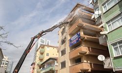 Kartal'da çökme riski bulunan apartmanın yıkımına başladı