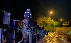 Kırklareli'nde devrildiği derede su alan tırın sürücüsü itfaiye ekiplerince kurtarıldı