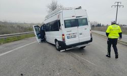 Kırklareli'nde hafif ticari araç ile servis minibüsü çarpıştı, 3 kişi yaralandı
