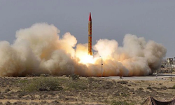 Kuzey Kore lideri Kim, yeni orta menzilli hipersonik füzenin motor testini denetledi