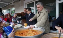 Lüleburgaz Belediye Başkanı Gerenli, roman vatandaşlara yemek dağıttı