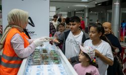 Mersin Büyükşehir, Kadir Gecesi’nde 10 bin paket lokma tatlısı dağıttı