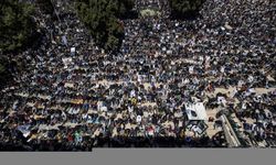 Mescid-i Aksa’da ramazanın dördüncü cuma namazı için 250 bin Müslüman saf tuttu